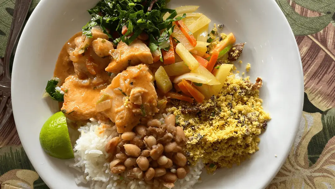 Repas servi dans un hébergement en Amazonie