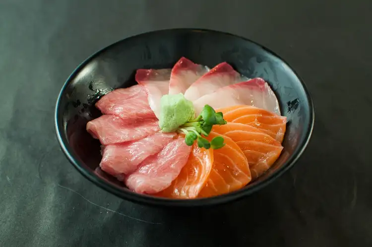 un plat typique japonais de poisson 
