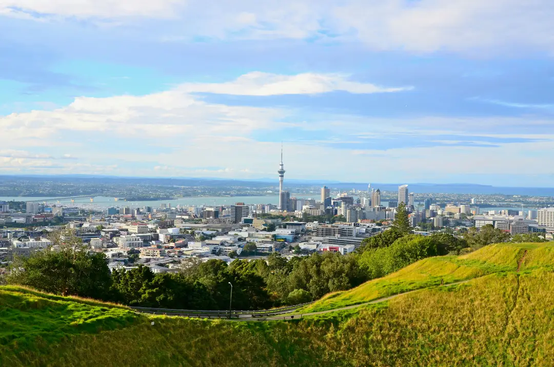 Vue panoramique sur Auckland et la Sky Tower depuis le sommet verdoyant du Mont Eden