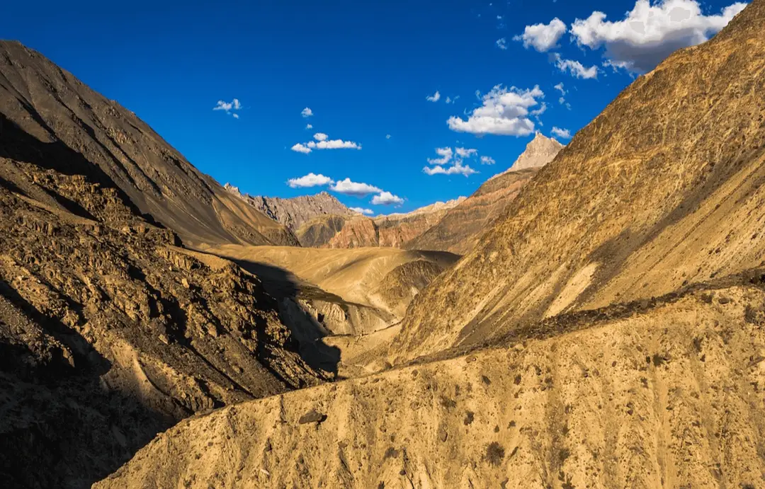 Voyage en Asie – Paysage grandiose et aride de l'Himalaya, propice à un trek d'aventure au Ladakh.