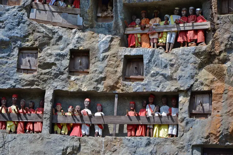 Immersion à Rantepao : découverte du site funéraire de Londa et des traditions du pays Toraja