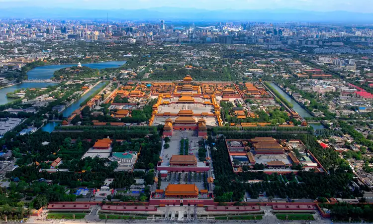 Vue aérienne panoramique de la Cité Interdite et du parc Jingshan le long de l'axe central de Pékin sous un ciel bleu.