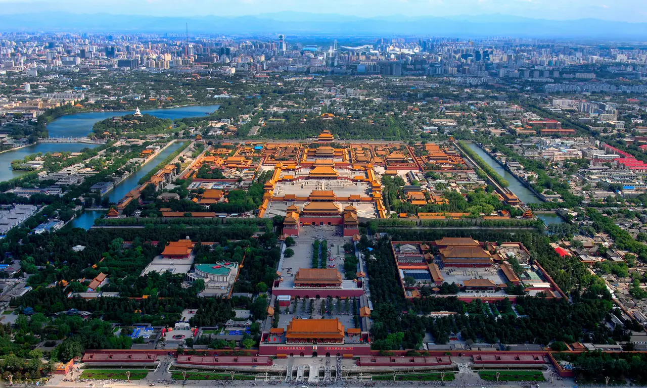 Vue aérienne panoramique de la Cité Interdite et du parc Jingshan le long de l'axe central de Pékin sous un ciel bleu.