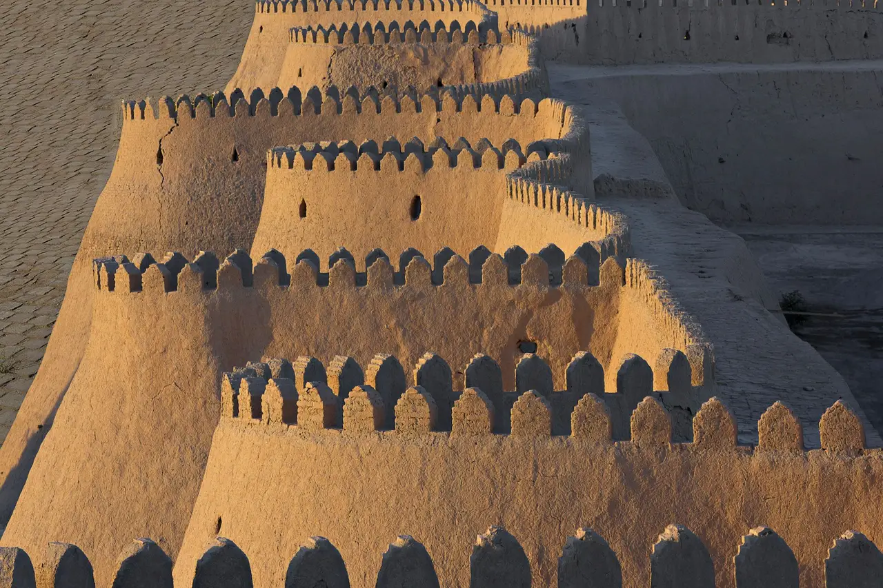 Arrivée à Khiva : accueil à l'aéroport d'Ourguentch, transfert et premiers pas au cœur de l'oasis de Khorezm