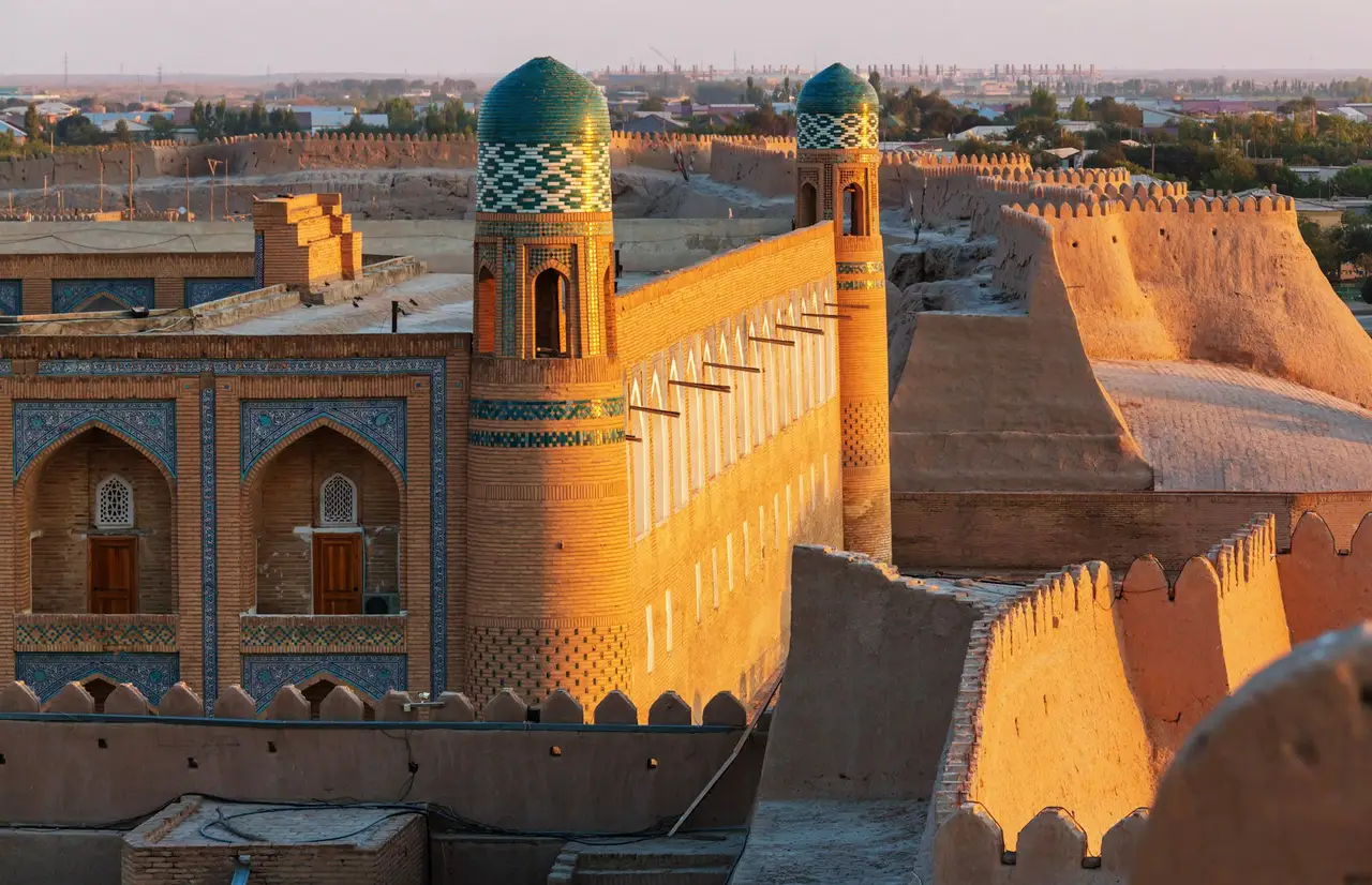 Visite de Khiva : minaret Islam Khodja, mausolée Pahlavon Mahmoud et artisanat local