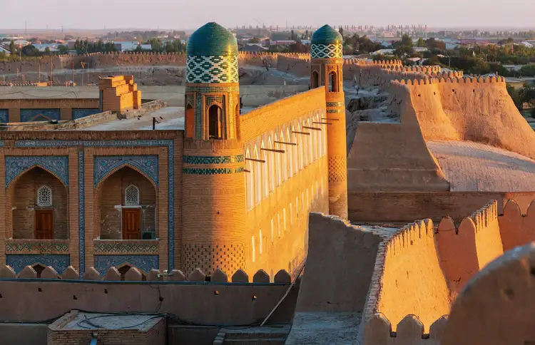 Visite de Khiva : minaret Islam Khodja, mausolée Pahlavon Mahmoud et artisanat local