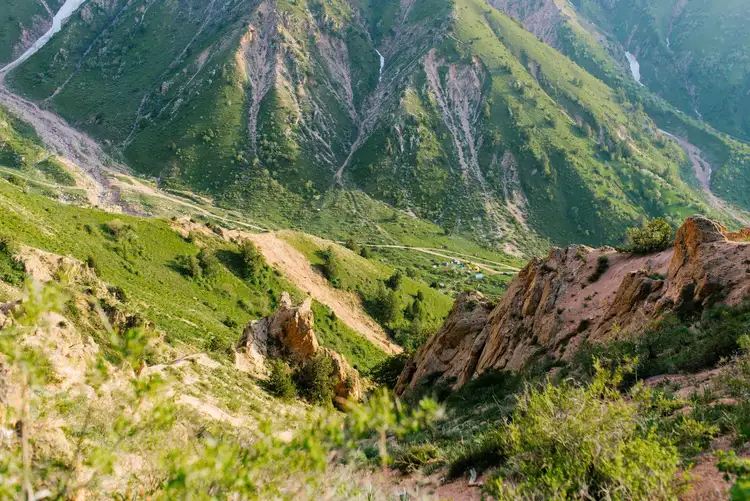 De Sentob à Hayat : randonnée guidée vers le village d'Ukhum et immersion dans les monts Nuratau