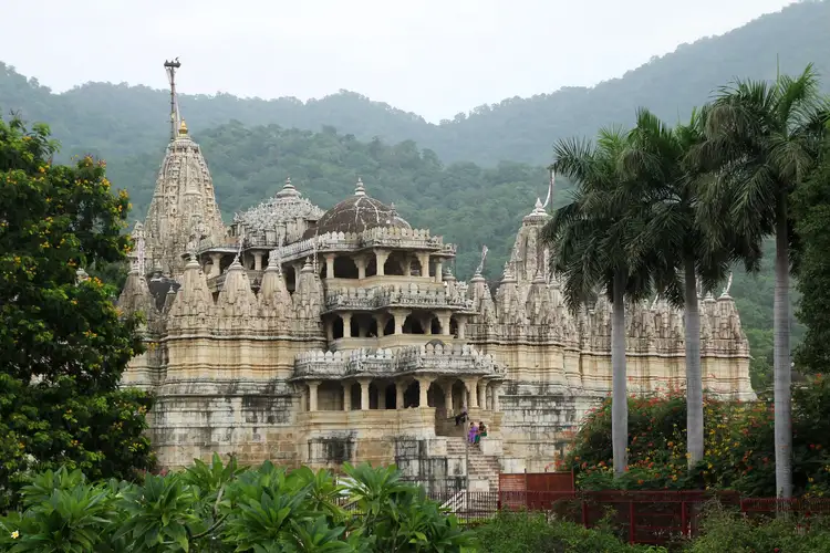 De Jodhpur à Udaipur : visite du temple jaïn de Ranakpur et soirée musicale au temple Jagdish