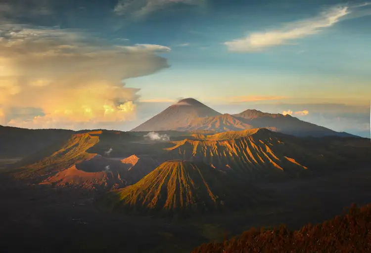Voyage de Java à Bali : lever de soleil féerique sur le volcan Bromo et le Semeru