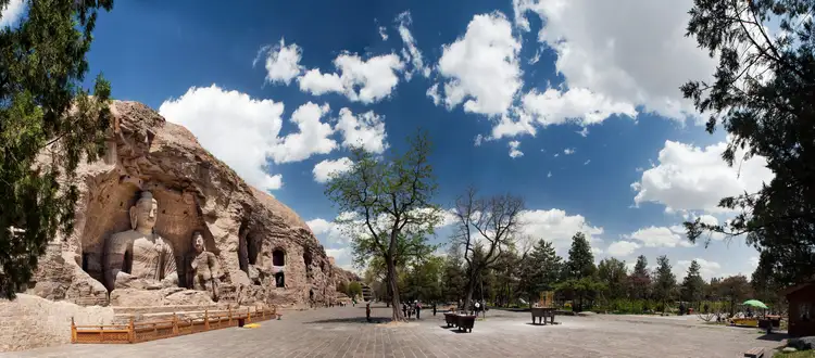 Vue panoramique sur la falaise de la grotte 20 des grottes de Yungang à Datong abritant le Grand Bouddha assise sculpté dans la roche.