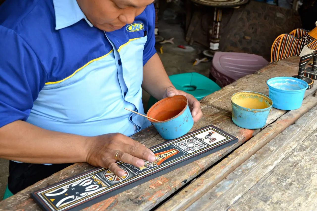 Atelier à Rantepao : initiation à la sculpture sur bois et cours de cuisine typique toraja