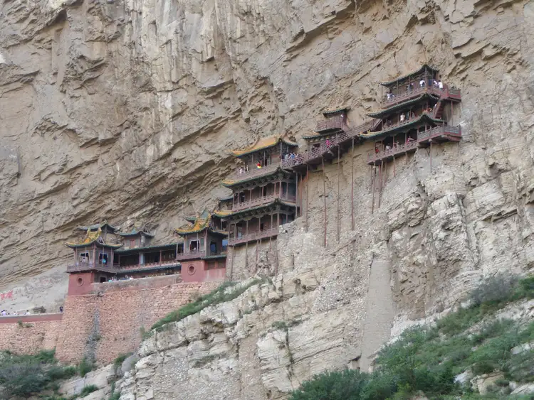 Façade en bois du temple suspendu Xuankong Si accrochée à flanc de falaise verticale au Mont Hengshan près de Datong.