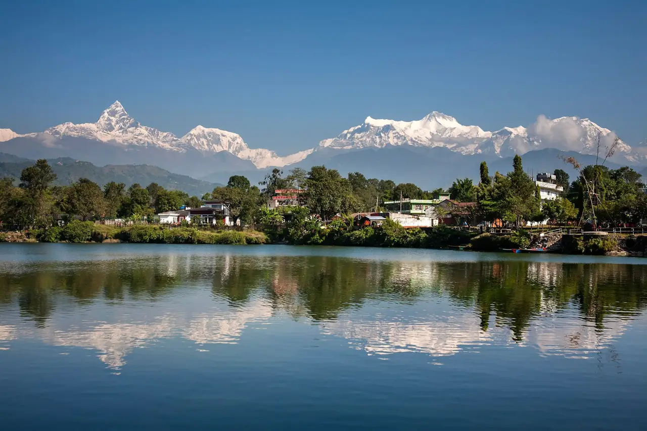 Escale à Pokhara : sérénité au bord du lac Phewa et vue sur l'Himalaya au Népal