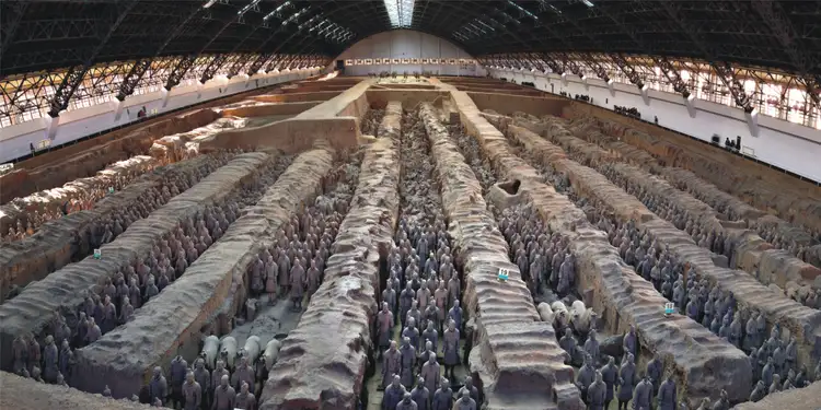 Vue panoramique de la fosse numéro 1 abritant des alignements de soldats en terre cuite de l'armée de l'empereur Qin Shi Huang à Xi'an.