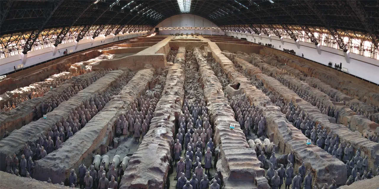 Vue panoramique de la fosse numéro 1 abritant des alignements de soldats en terre cuite de l'armée de l'empereur Qin Shi Huang à Xi'an.