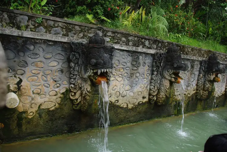 Voyage de Java à Bali : halte relaxante aux sources chaudes de Banjar vers Ubud