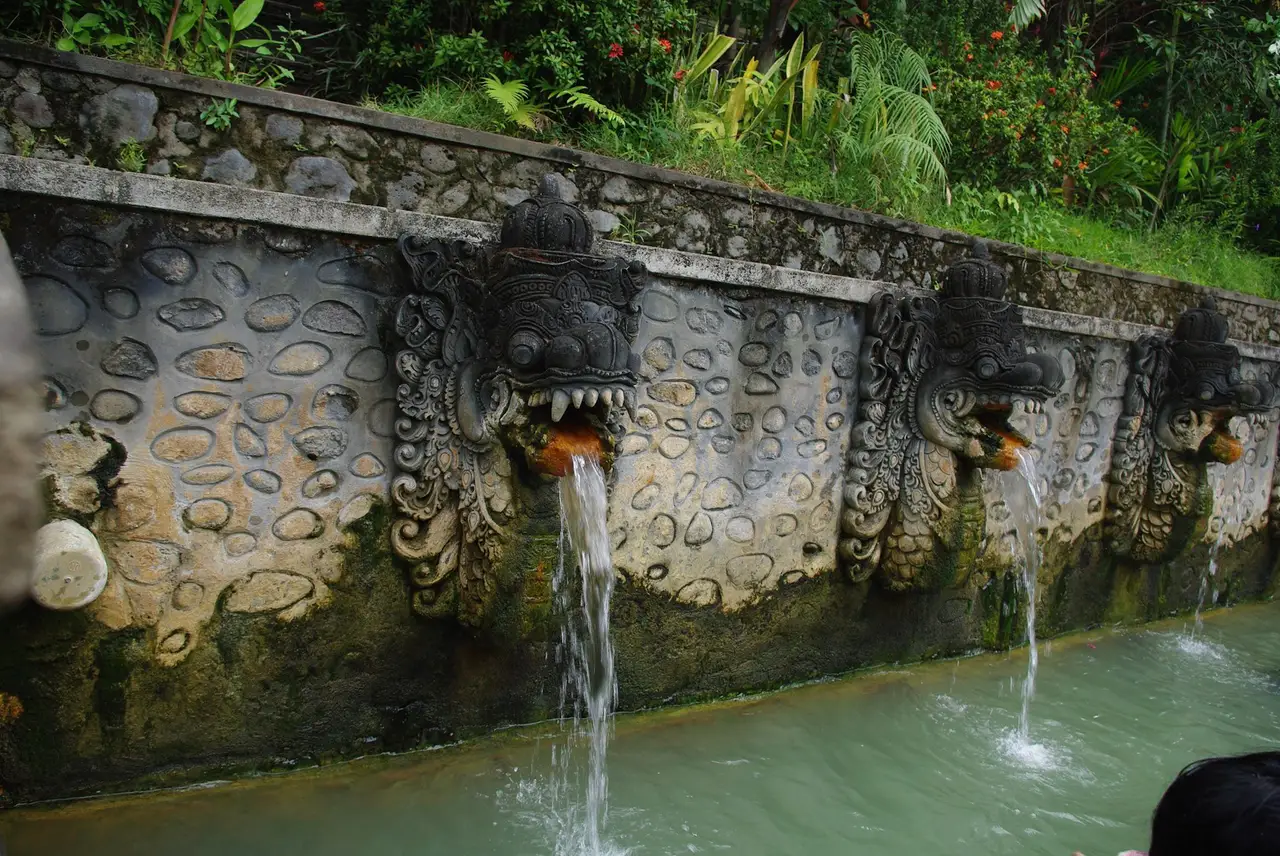 Voyage de Java à Bali : halte relaxante aux sources chaudes de Banjar vers Ubud