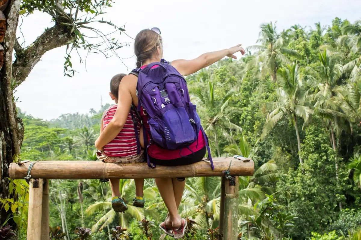 Voyage en Asie — Une famille profitant de ses derniers instants à Bali, entourée de nature tropicale dans une ambiance chaleureuse.
