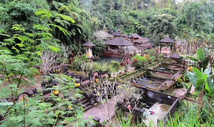 Voyage de Java à Bali : découverte des temples d'Ubud en Volkswagen décapotable vintage