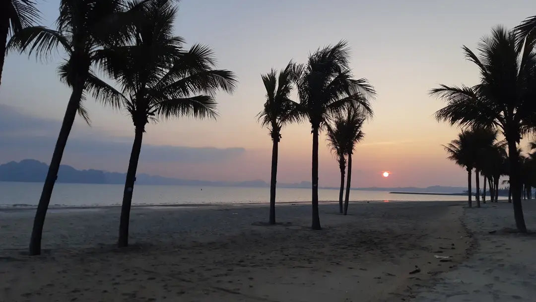 Voyage Vietnam : coucher de soleil sur la plage de Bãi Cháy à Ha Long