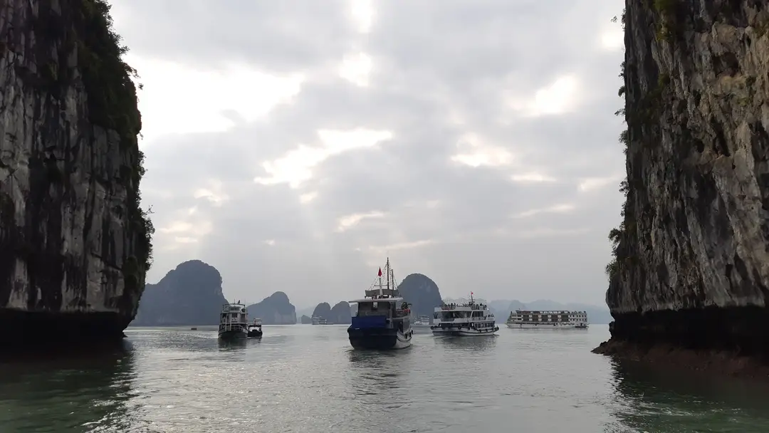 Voyage Vietnam : croisière en jonque au milieu des formations karstiques de Bai Tu Long