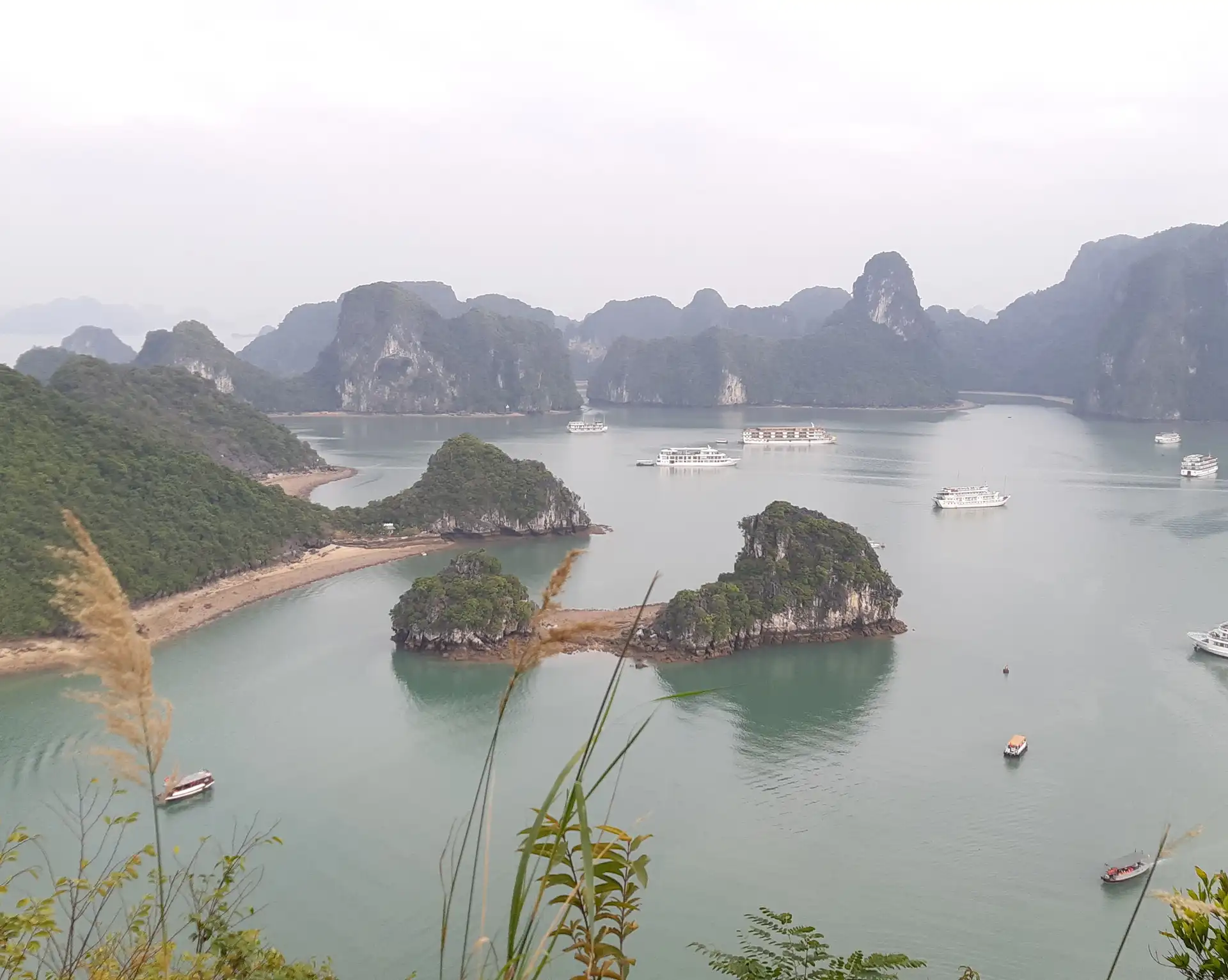 Voyage Vietnam : vue panoramique sur la baie d'Ha Long, Bai Tu Long et Lan Ha