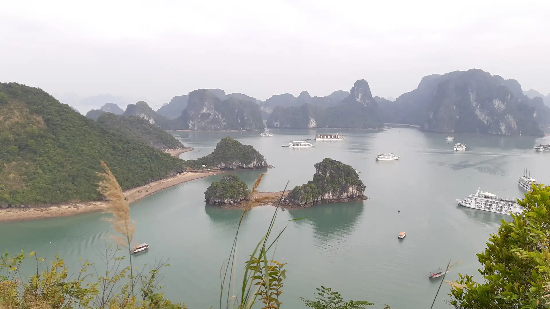 Voyage Vietnam : vue panoramique sur la baie d'Ha Long, Bai Tu Long et Lan Ha