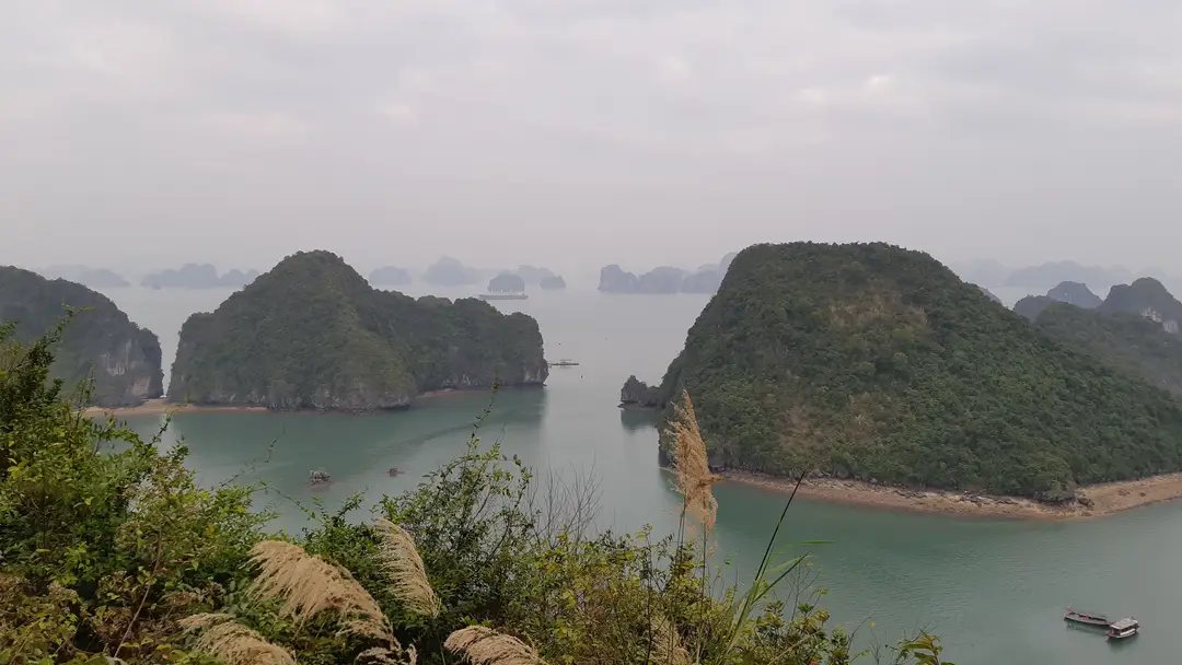Voyage Vietnam : panorama sur les îlots calcaires de la baie d'Ha Long