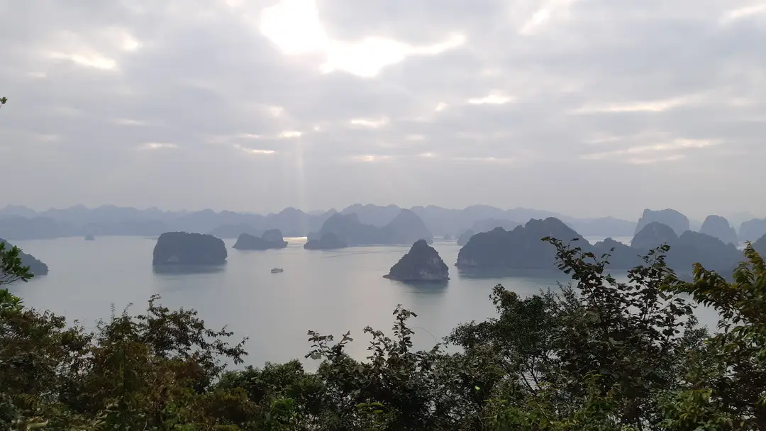 Voyage Vietnam : vue panoramique spectaculaire sur les îlots de la baie d'Ha Long