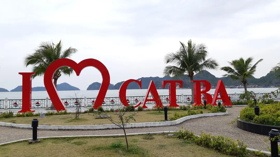 Voyage Vietnam : étape sur l'île de Cat Ba dans la baie de Lan Ha