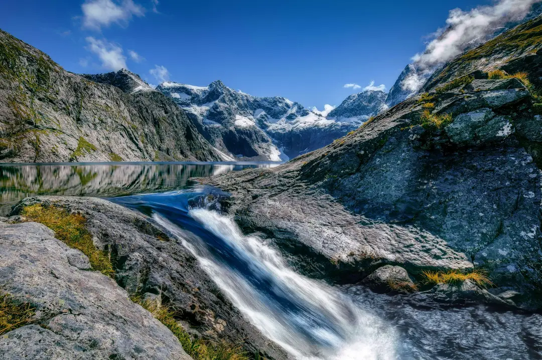Cascade sauvage au cœur du Fiordland National Park