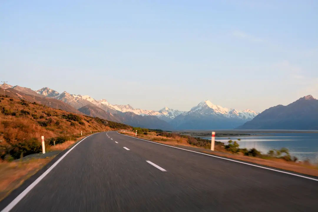 Route asphaltée menant vers le Mont Cook et le lac Pukaki