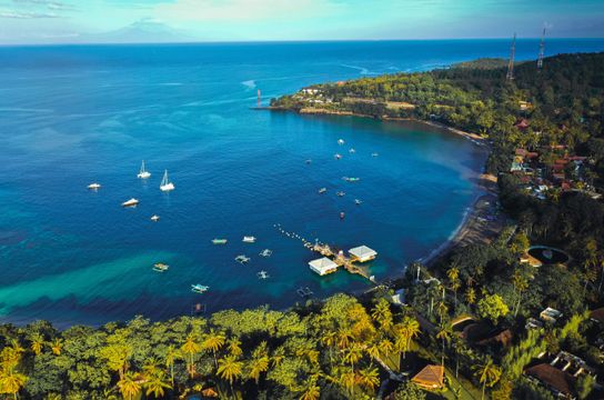 paysage verdoyant et plage de Senggigi a Lombok