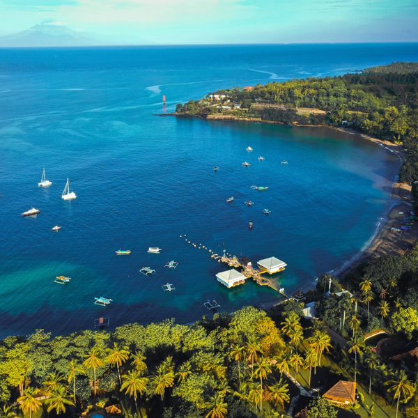 paysage verdoyant et plage de Senggigi a Lombok