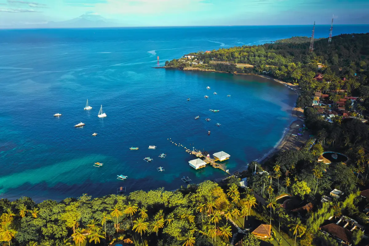 paysage verdoyant et plage de Senggigi a Lombok