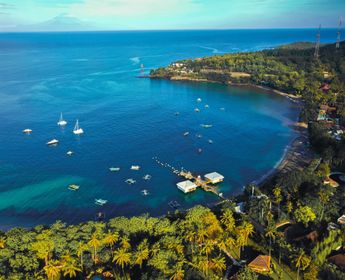 paysage verdoyant et plage de Senggigi a Lombok