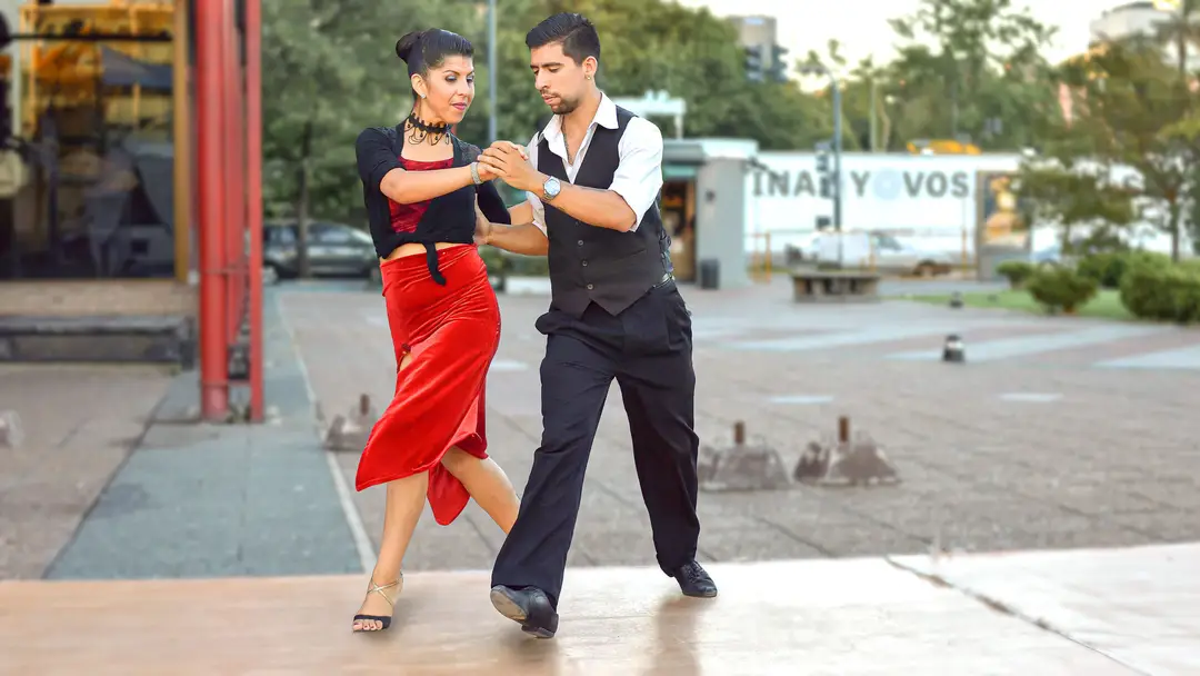 tango dans les rues de Buenos Aires, capturant l'essence de la danse et de la culture.