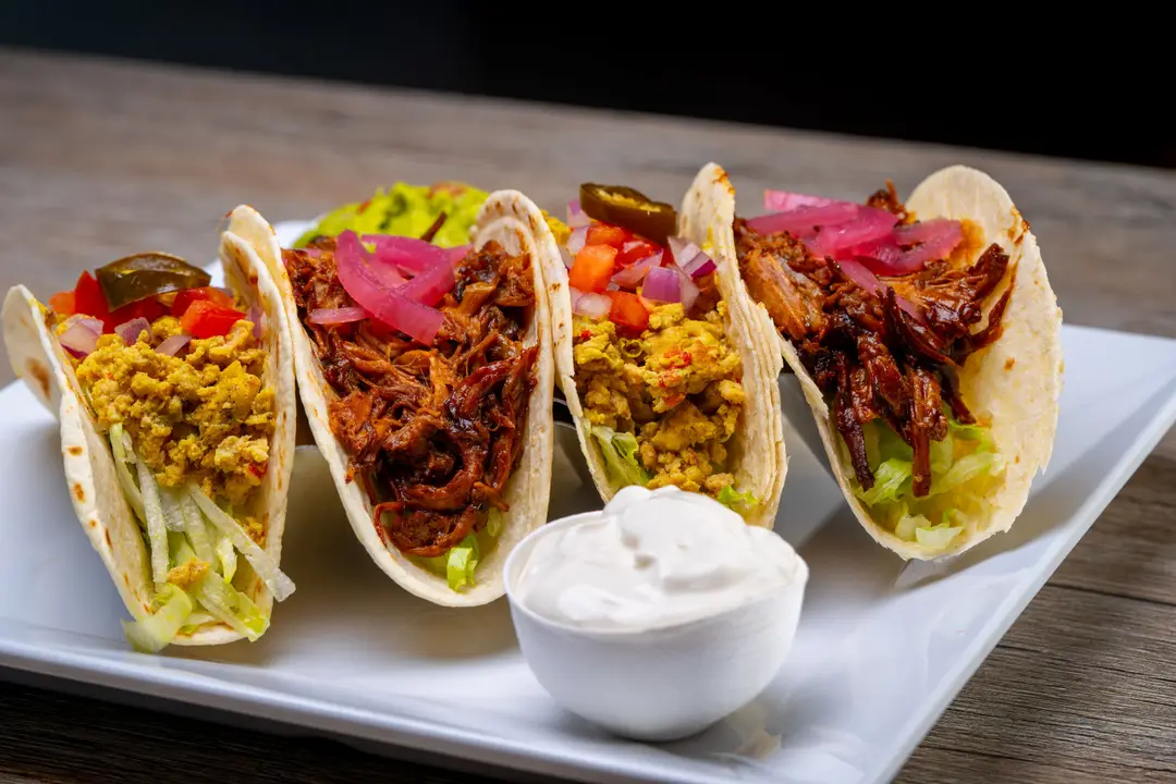 tacos savoureux avec différentes garnitures sur une assiette.