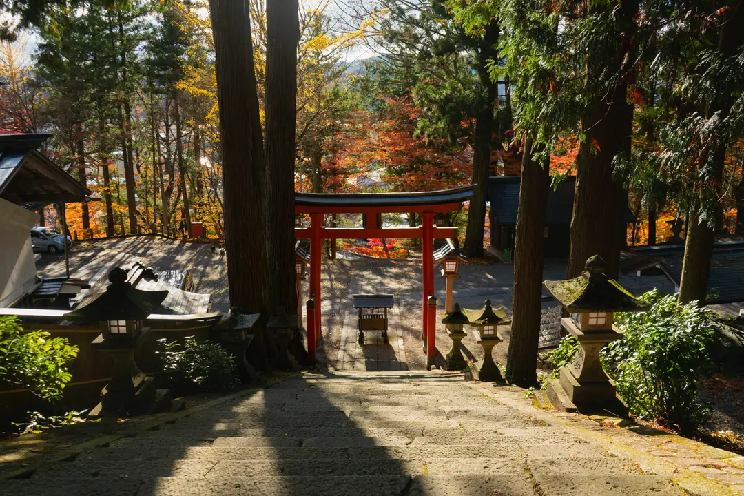 Voyage en Asie – Les maisons traditionnelles en bois aux toits de chaume abrupts du village de Shirakawa-go niché dans les montagnes au Japon.
