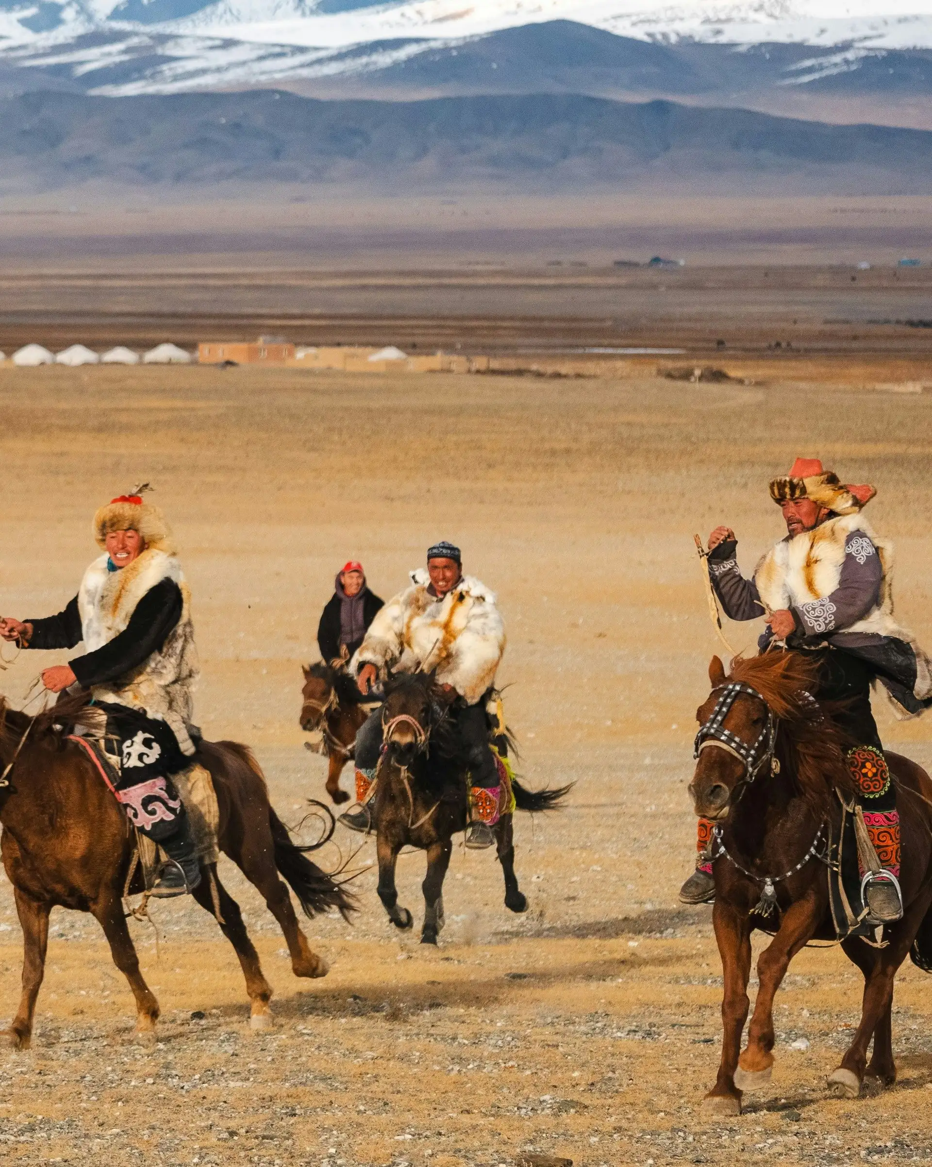 Cavaliers sur leurs chevaux dans la steppe