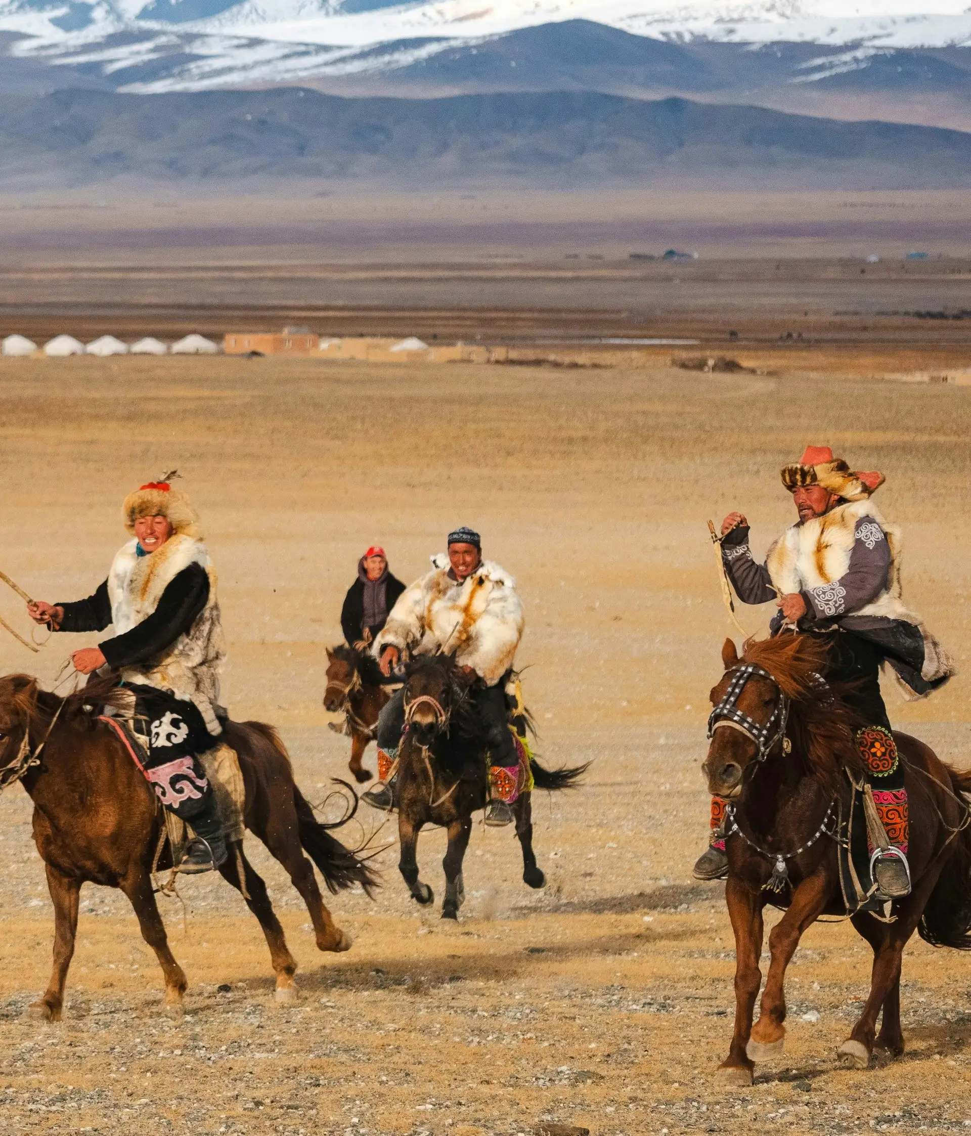 Cavaliers sur leurs chevaux dans la steppe