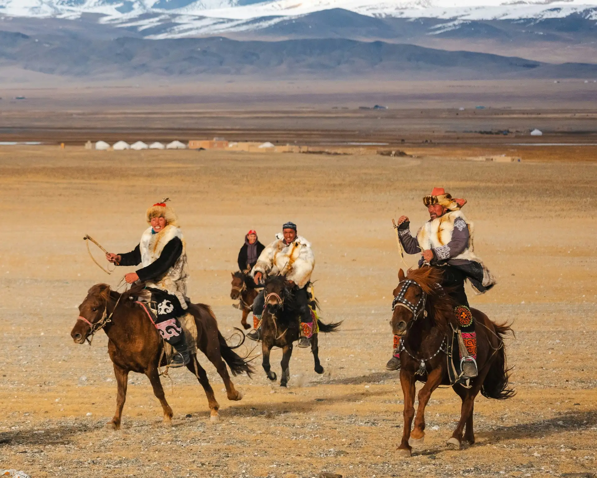 Cavaliers sur leurs chevaux dans la steppe