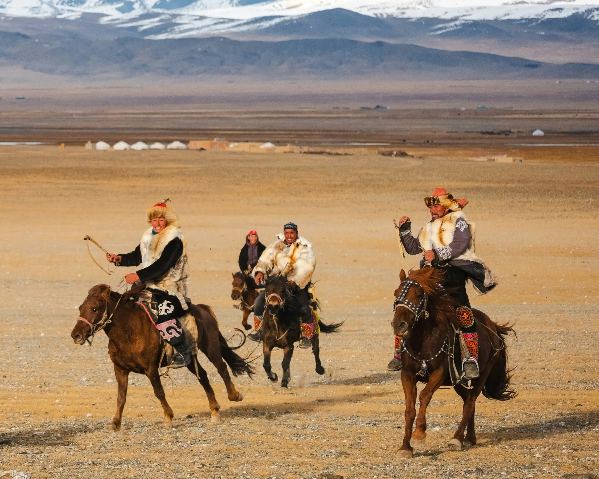 Cavaliers sur leurs chevaux dans la steppe