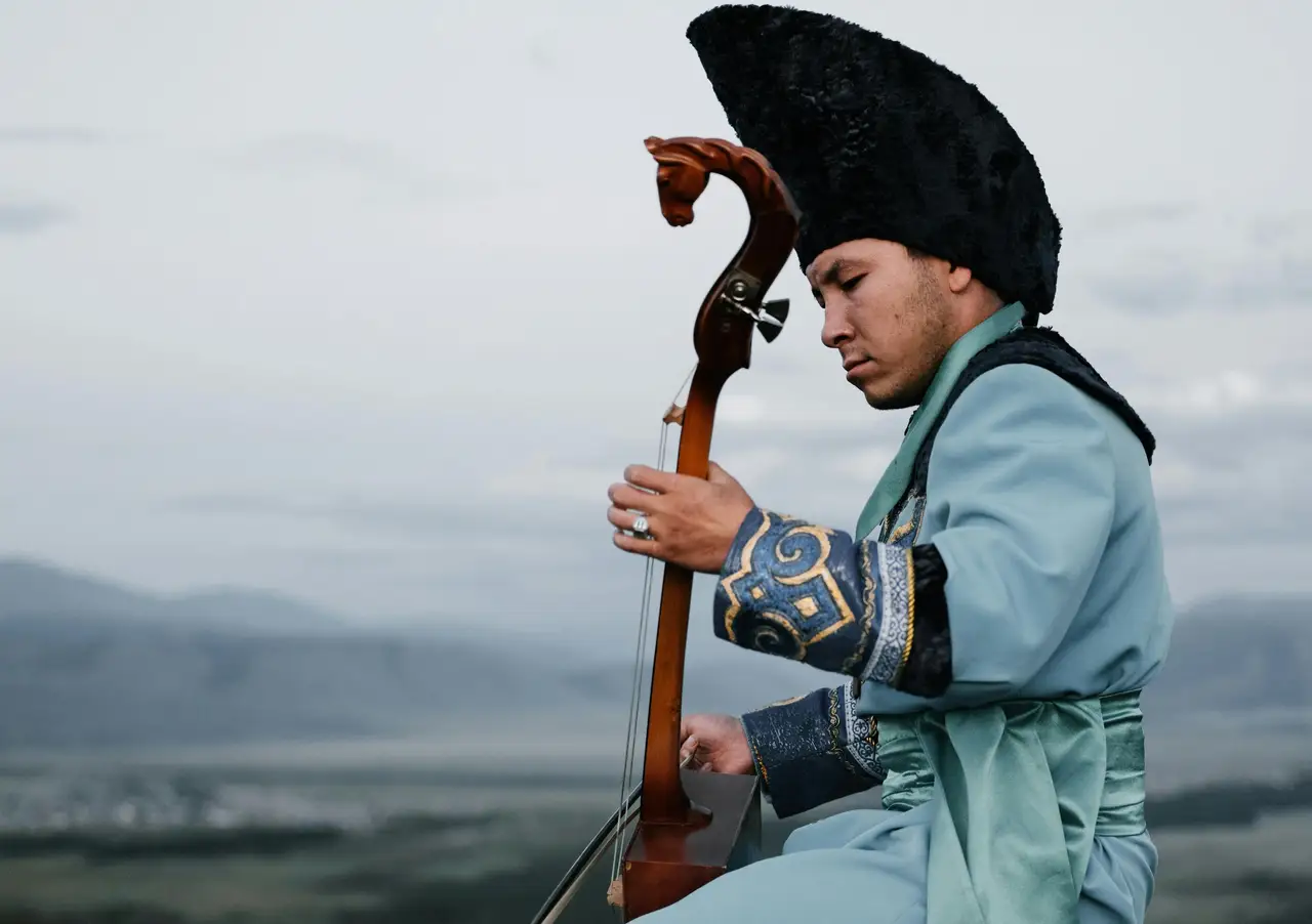 Homme mongol jouant du Morin khuur, instrument de musique traditionnel