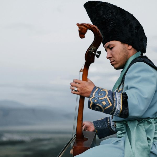 Homme mongol jouant du Morin khuur, instrument de musique traditionnel