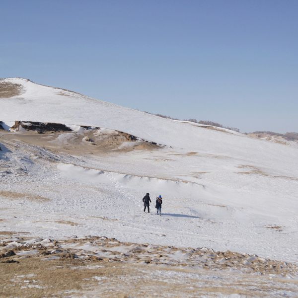 Deux marcheurs sur une steppe enneigée