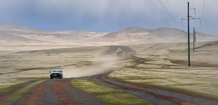 4x4 sur une route de Mongolie