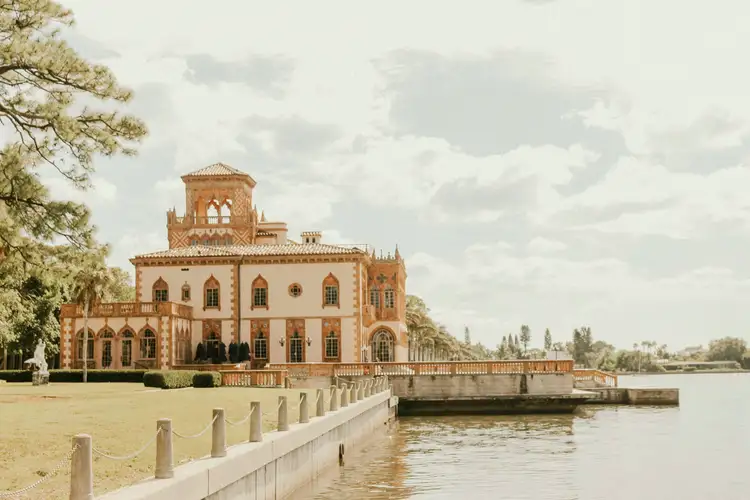 Façade d'inspiration vénitienne du manoir historique Ca' d'Zan entouré de jardins au bord de l'eau à Sarasota en Floride