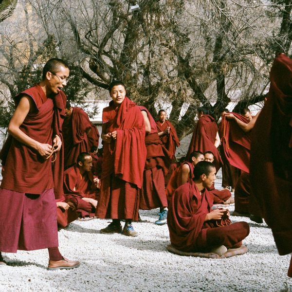 Voyage au Tibet : Groupe de moines à Lhassa