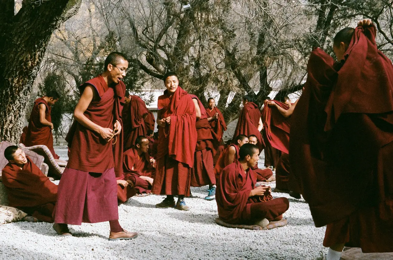 Voyage au Tibet : Groupe de moines à Lhassa